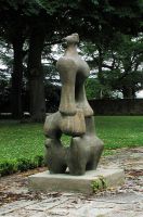 Michell - 1982- Sculpture en terre recouverte de bronze projeté. Hauteur : 230 cm.